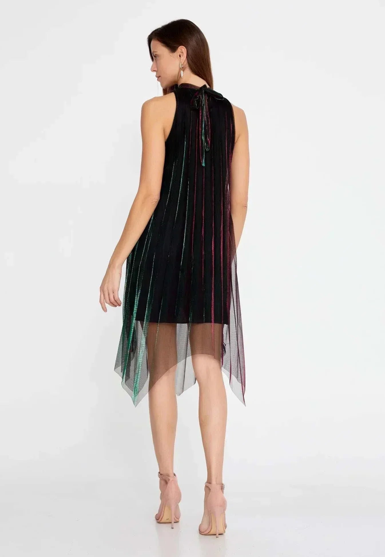 sleeveless high-neck design