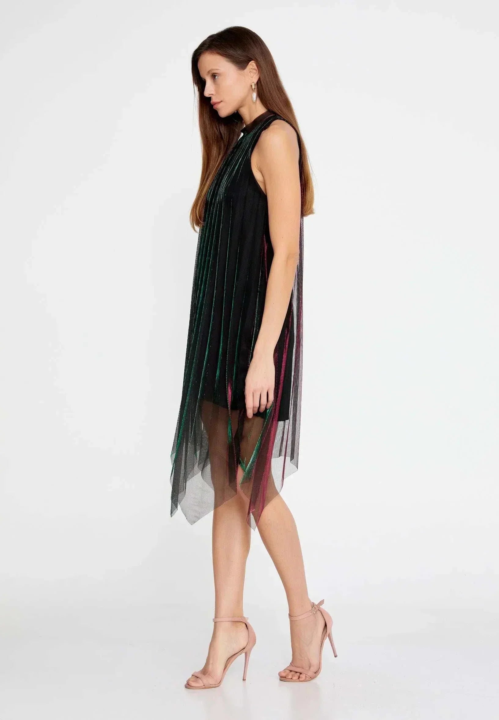 sleeveless high-neck design