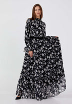 Elegantes florales Maxi-Kleid aus leichtem Chiffon mit schwarzem Grund und grauem Blumenmuster, hoher Ausschnitt und Stufenrock.
