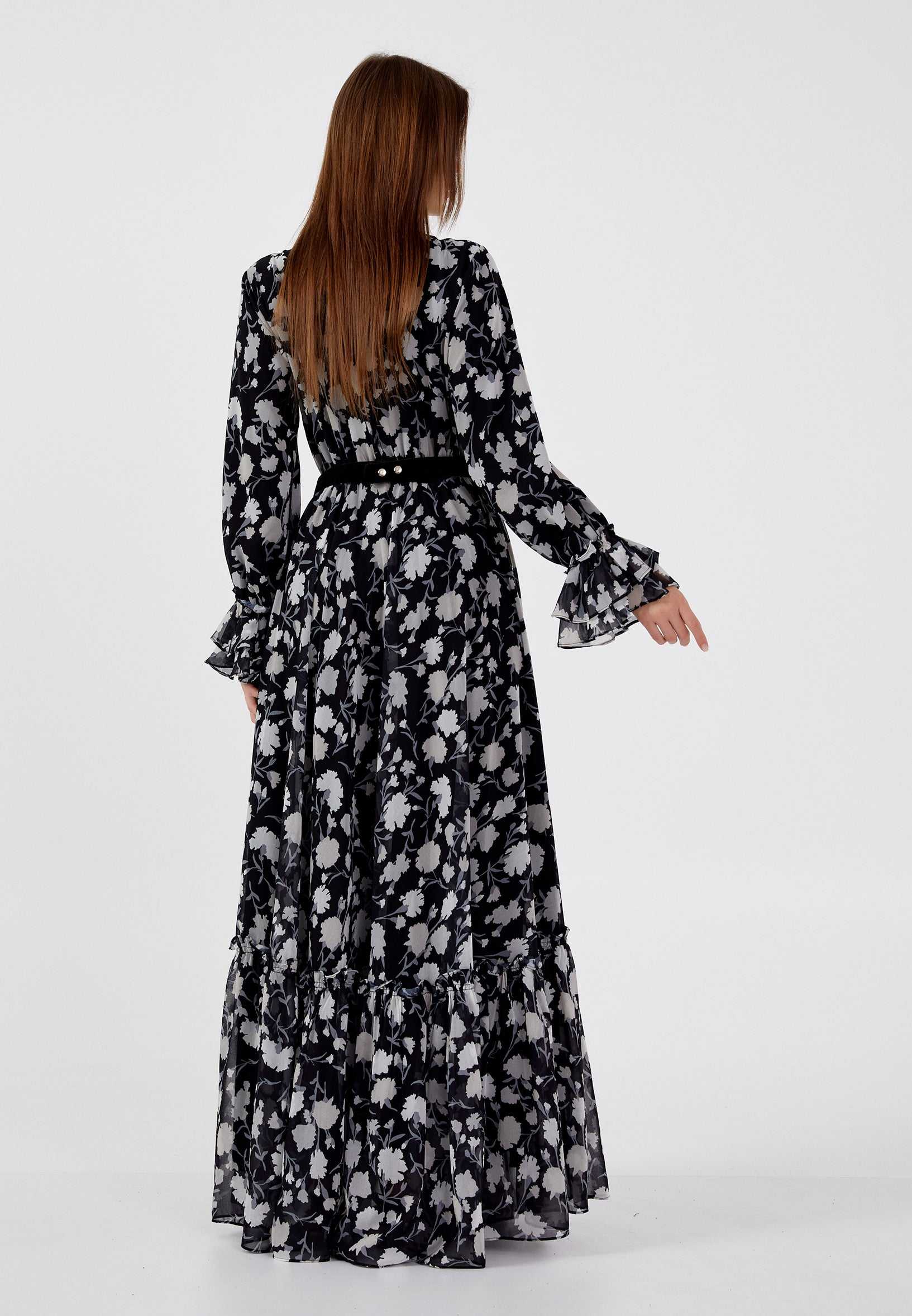 Schwarzes florales Maxi-Kleid aus leichtem Chiffon mit hohem Kragen, langen Ärmeln und Stufensaum, entspannter Schnitt mit tailliertem Bund.