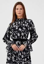 Elegantes schwarzes Chiffon-Maxi-Kleid mit grauem Blumenmuster, hohem Kragen und Rüschensäumen