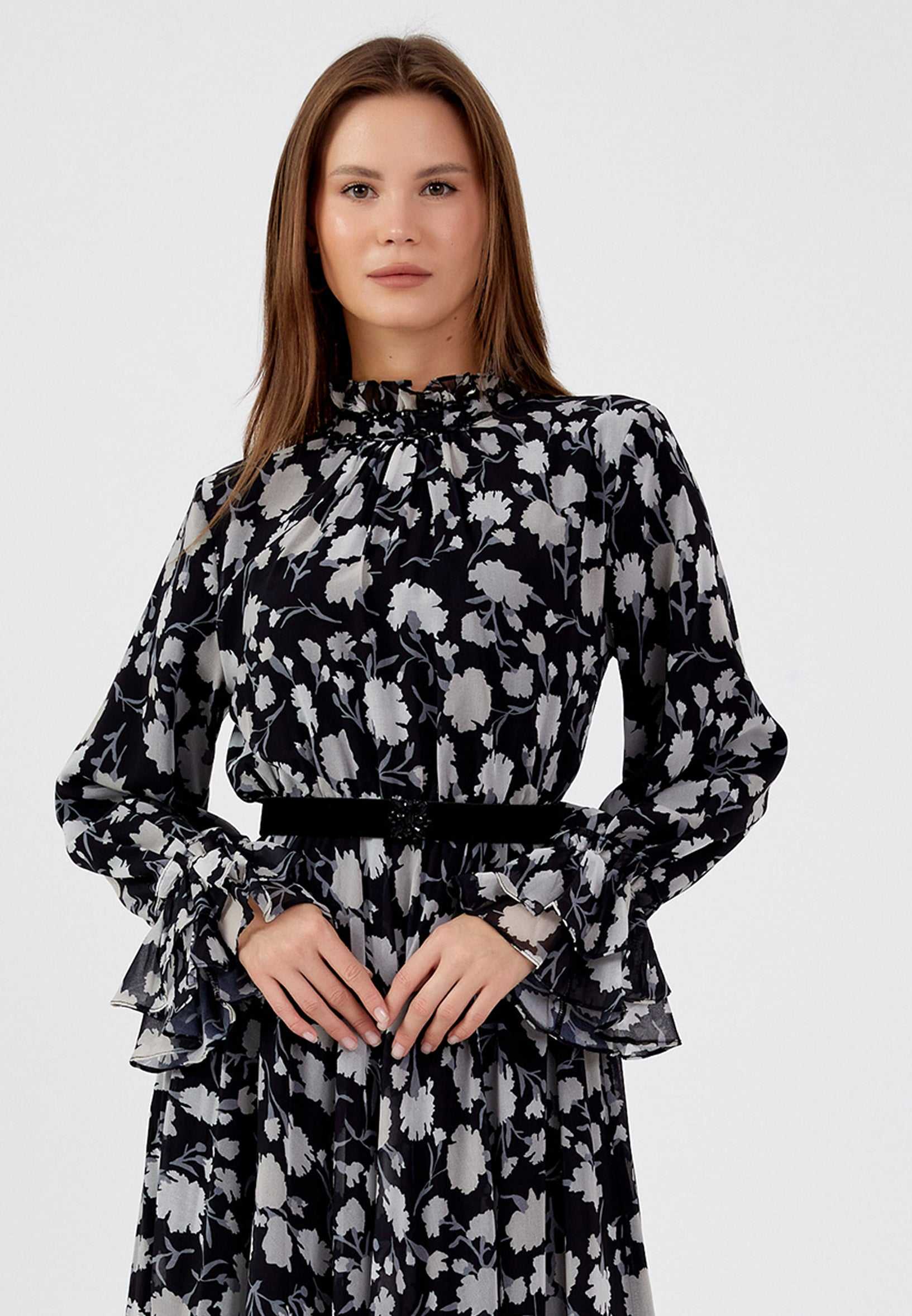 Elegantes schwarzes Chiffon-Maxi-Kleid mit grauem Blumenmuster, hohem Kragen und Rüschensäumen