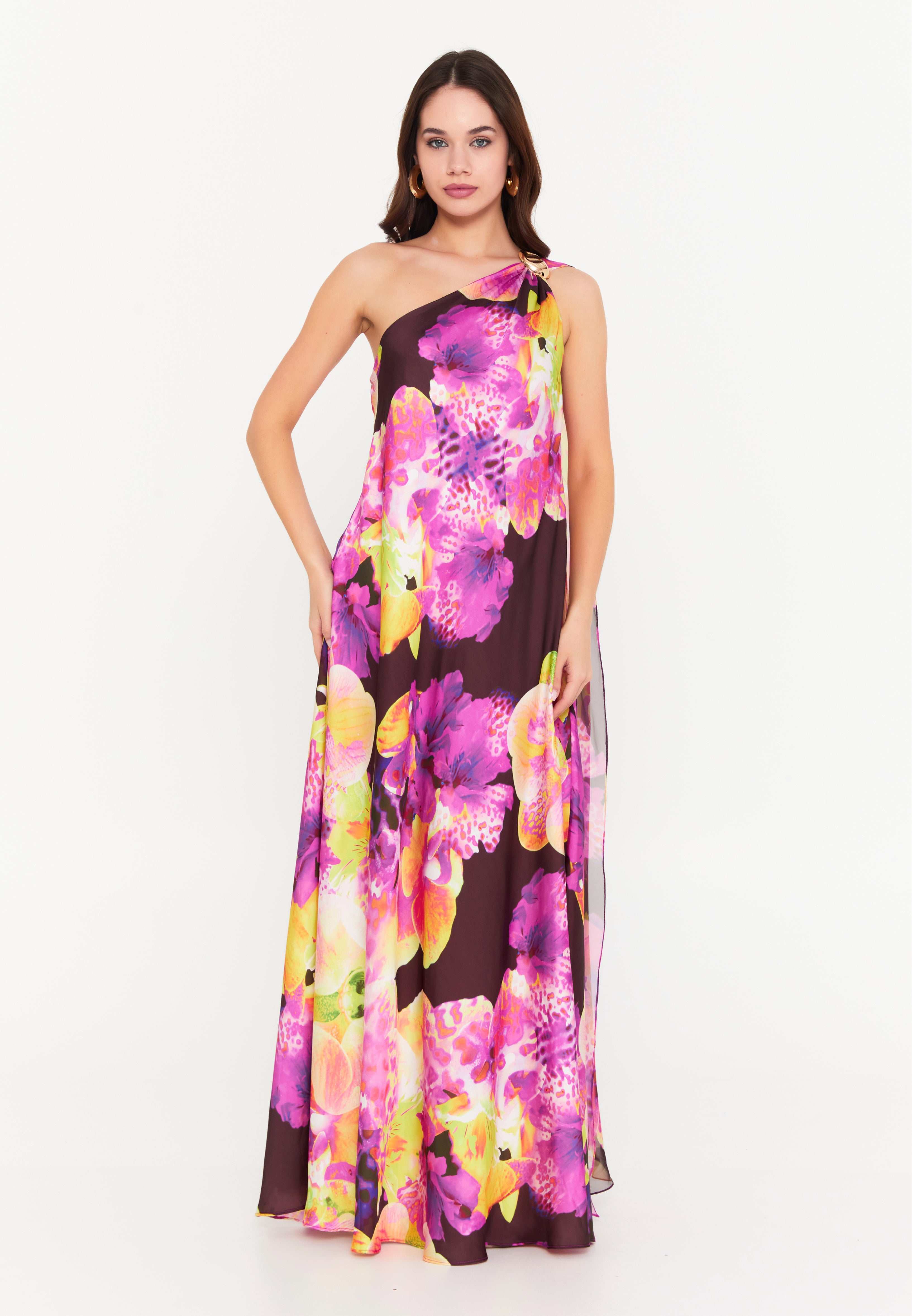Ein- Schulter Maxi Kleid mit leuchtendem tropischem Blumenmuster in Pink, Gelb und Orange, fließender bodenlanger Saum, goldener Ringakzent, leichter atmungsaktiver Stoff, elegante Sommer-Garderobe.
