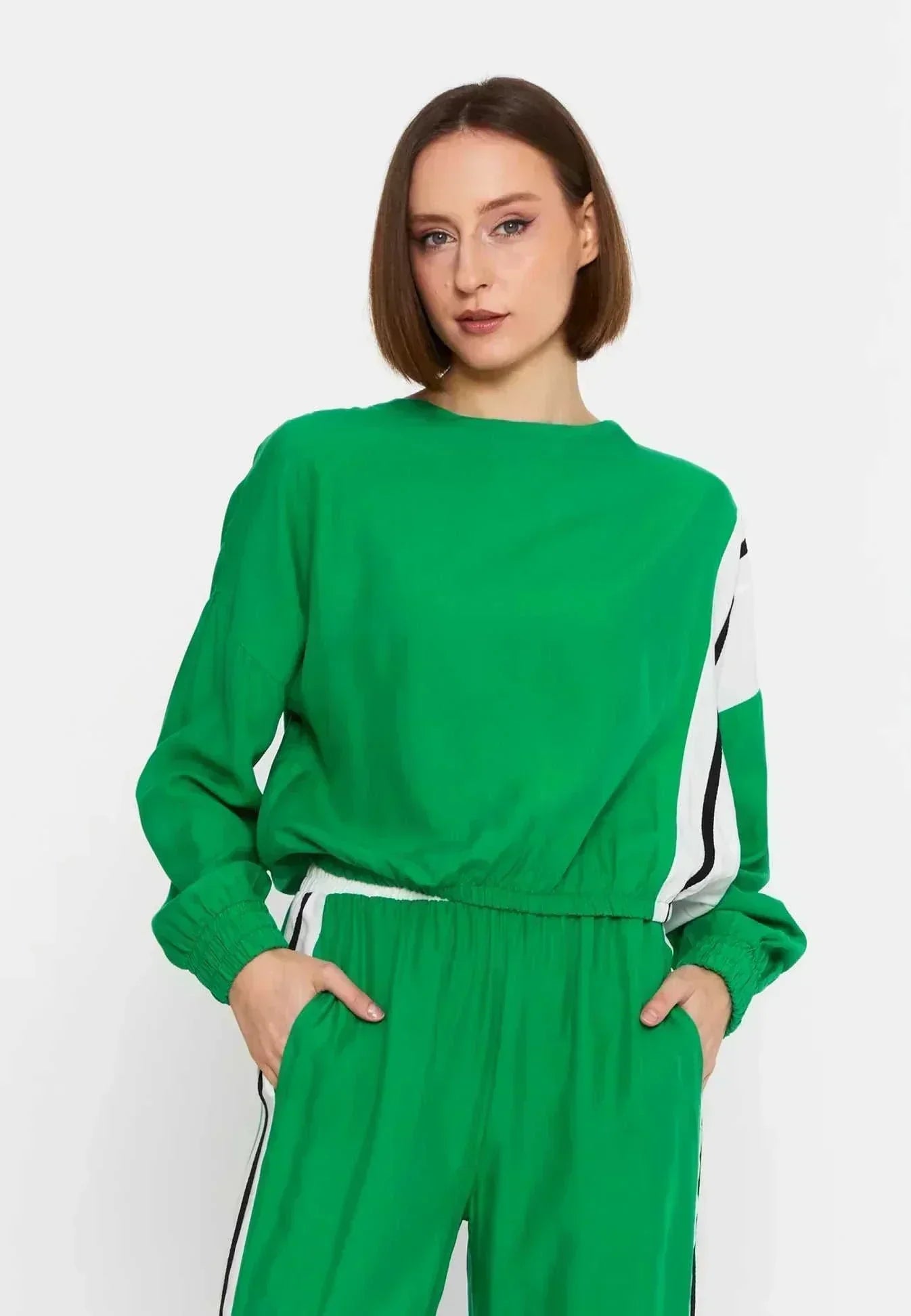 Sportliches Damewomens matching lounge setn Lounge-Set in Grün mit weißen und schwarzen Streifen, weite Hose und Pullover mit elastischem Bund und Taschen